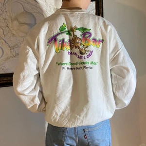 Chosen Vintage Sweatshirt  - Tiki Bar Sweatshirt, sitter som en M/L. Har en liten fläck på framsidan som man kan se på sista bilden. Men har fett tryck på ryggen och även på armen och på bröstet. Kom dm vid frågor eller mått!!