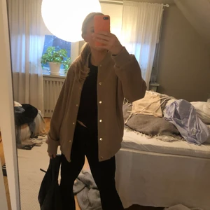 Super fin vår jacka - Hej!! Nu säljer jag en super fin vår jacka!💞💞💞den kommer tyvärr inte till användning så där med säljer jag den. För 200kr +frakt❤️ jackan kommer ifrån bikok och är i storleken S💞💞💞