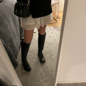 Stövlar/boots från Bershka - Jättesnygga knappt använda stövlar från Berska. SLUTSÅLDA!⚡️⚡️ jättesköna och har en liten klack.💕 Storlek 38. Nypris 589kr!⭐️😍