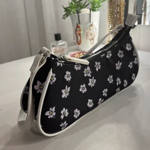 Blommig axelväska - Superfin väska!!  ▪️ Väldigt bra skick, endast använd några enstaka gånger  ▪️Köparen står för eventuell frakt ▪️Kan mötas upp i Varbergs kommun ▪️Betalning funkar bra via swish 