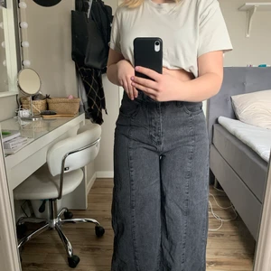 Boohoo svart jeans storlek 38 - Säljer dessa snygga jeans då de inte längre kommer till användning 