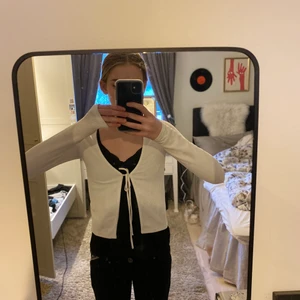 En kofta från hm  - En jätte gullig kofta från hm som passar bra till allt😍ifall ni har några frågor om plagget så kontakta mig💗