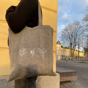 Grå Totebag 💚 - Vi är ett UF förteg som säljer grå totebags med ett snyggt och stilrent vitt tryck 🤍  Påsarna är gjorda av återvunnen bomull, därför blir vårt företag ett klimatsmart alternativ🌍🥰  påsen kostar 99kr exklusive frakt!