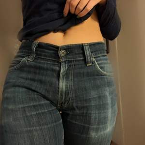 Säljer dessa skitsnygga jeans från Levis modell 506!❤️ Skulle säga att det är straight fit och lite tightare runt lår och rumpa 🥵 De är stretchiga och skulle säkert passa någon med lite större storlek, men passar mig med storlek 38/40 eller w30 jättebra! Färgen är mörkblå och byxorna går ner till marken på mig som är 164❤️ Säljer endast vid bra bud 🥰 