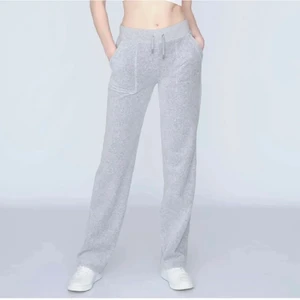 Grå juicy couture byxor - Säljer mina juicy couture byxor i storlek s och färgen grå! Så sköna och bekväma! Passar på sommar och vinter! Väldigt fint skick, knappt andvänt! HELT SLUTSÅLD!