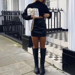 Snygga stövlar - Skitsnygga stövlar från Zara storlek 38 men skulle säga att de passar 39 också! Endast använda vid 1 tillfälle! 🙌🏼❤️