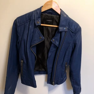 Bikerjacka blå stl 34 - Bikerjacka blå stl 34 från Lindex, fuskskinn 