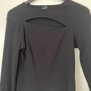 Långärmad tröja från GinaTricot - Svart långärmad tröja med detalj på brösten. Storlek XL men passar perfekt även de som har M och S