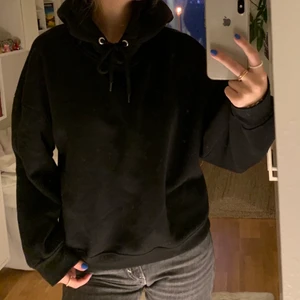 Svart hoodie - Säljer denna fina hoodie som tyvärr inte kommer till användning 💞 köparen står för frakten men jag möter även upp i Lund💞 
