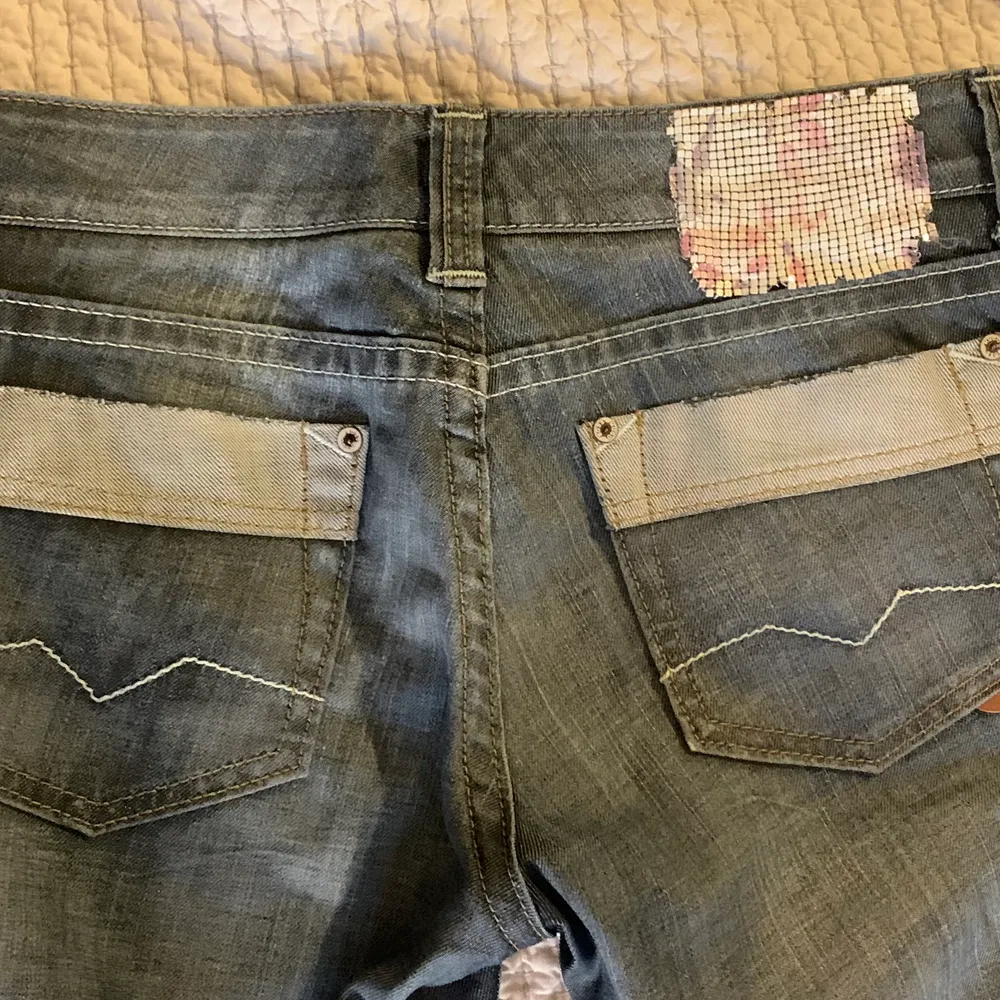Säljer dessa lågmidjade jeans från Hugo boss. Står ingen storlek men de är typ S. Mått: innerbenslängd 84 cm, ytterbenslängd 104 cm, midja 88cm. . Jeans & Byxor.