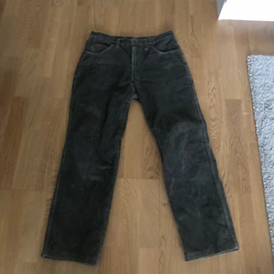 Manchesterbyxor  - Säljer dessa fina Manchesterbyxor i en gröngrå färg köpta på humana🙏 de är lite baggy och har en ganska låg midja👌🏼 