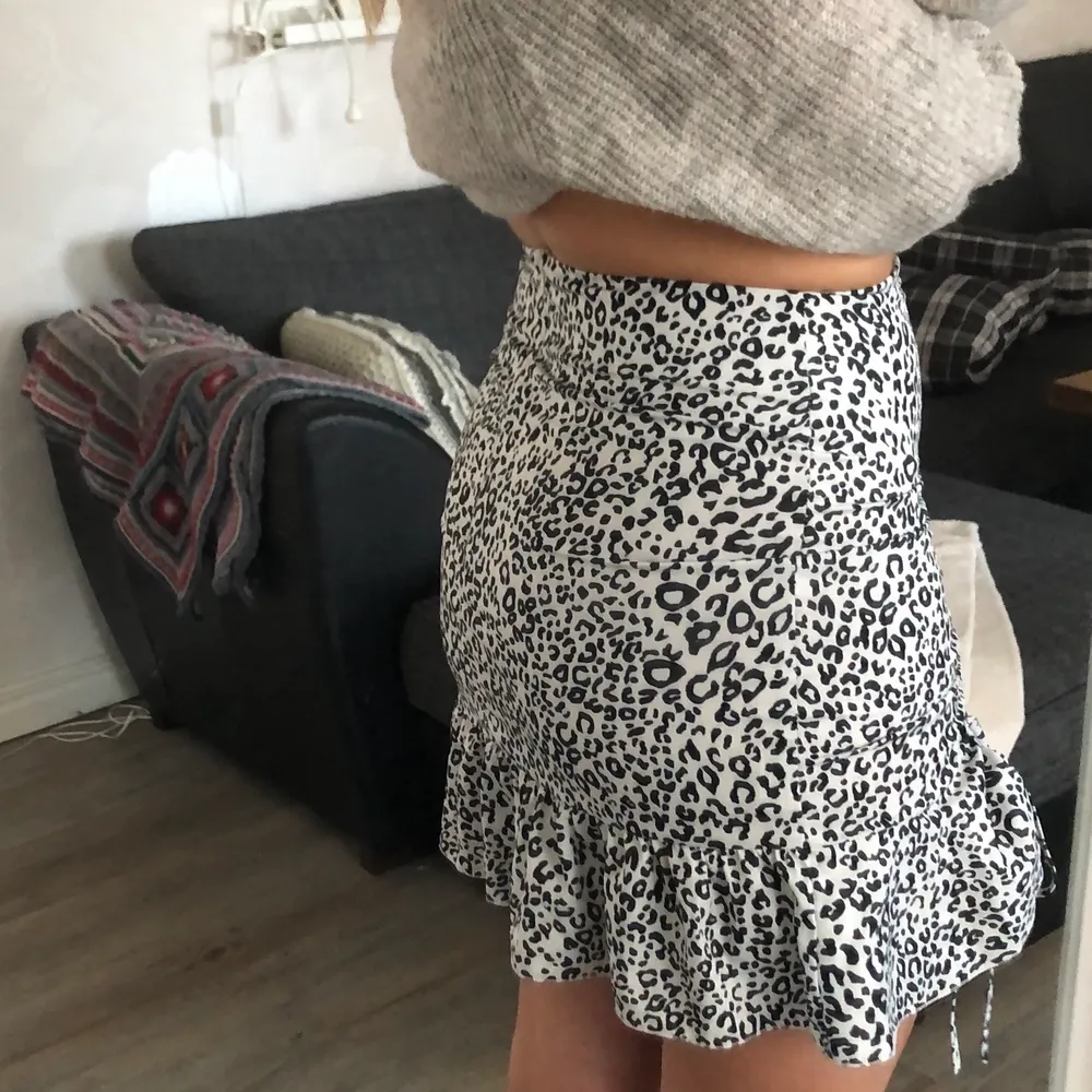 Svart/vit leopardmönstrad kjol, justerbar med snören och dragkedja i bak. Skit snygg! Nypris: ca 120kr, köpares står för frakt❤️‍🔥👌🏻. Kjolar.