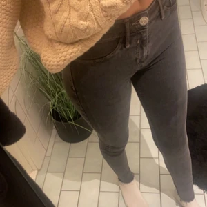 river island jeans  - Jag säljer nu mina gråa lågmidjade river island jeans som är ganska tajta. dom är i strl XS och använda många gånger, men fortfarande hela och fina. nypris:400. köparen står för frakt!!🖤