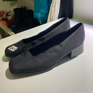 Skor - Svart sko med låg klack, storlek 38. Frakt tillkommer 