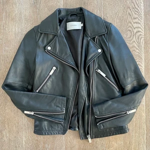 Stand Studio skinnjacka - Skinnjacka från Stand Studio, storlek 36. Aldrig använd och väldigt bra skick. Köptes för 4000, säljer för 1500.