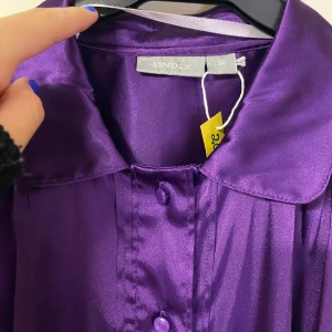 Lila blus - Lila siden blus från lindex i storlek 36. Frakt tillkommer 
