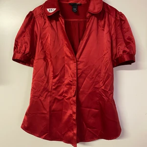 Röd blus - Röd blus i siden från hm i storlek 40. Frak tillkommer