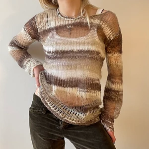 Stickad tröja - Denna perfekta stickade tröja är fin på alla som sätter på sig den. De jordfärgade nyanserna på garnet är det trendigaste vi har just nu. 