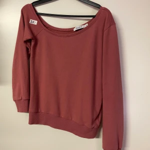 One shoulder sweater  - One shoulder sweater från NA-KD i storlek xs Frakt tillkommer