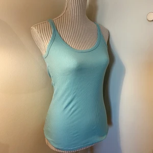 LINNE - Står tyvärr ingen storlek men passar mig med S. Linnet är i ett lite tjockare och ribbat material💖