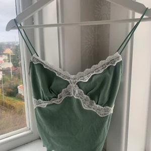 Grön spets linne - Grönt linne från Shein, storlek XS, oanvänd, frakt tillkommer!