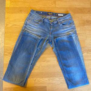 Säljer av alla mina ”smal-jeans”. Tunna Replay jeans i ljusblå nyans strl 28, beninnerlängd 82 cm. Skinny fit. Fint skick, bibehållen färg och form och självklart utan skador. 