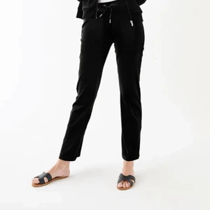 XS - Ett par byxor från Gina tricot, stl XS. Nypris 229kr jag säljer dom för 150 + frakt. Inget snöre till byxorna därför jag säljer billigare! Jätte sköna, breda vid fötterna. 