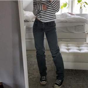 Säljer dessa populära jeans från Zara i den svarta/gråa färgen💖 Strorleken är 34, först till kvarn, behöver inte buda💖 Lappen är kvar och är helt oanvända, säljer dem för 330 + köparen står för frakten