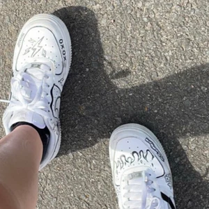 Nike airforce - Säljer mina nike pga att jag inte använder de. Köpta här på plick. Fint skick, skriv privat för fler bilder❤️ Frakt tillkommer! Pris kan diskuteras så skriv vid intresse!