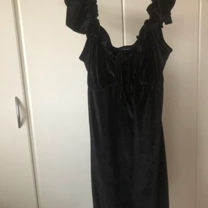 Kvällskörning - Svart fladdrig klänning, aldrig buren, töjbar, längden är till lite ovanför knäskålarna:)