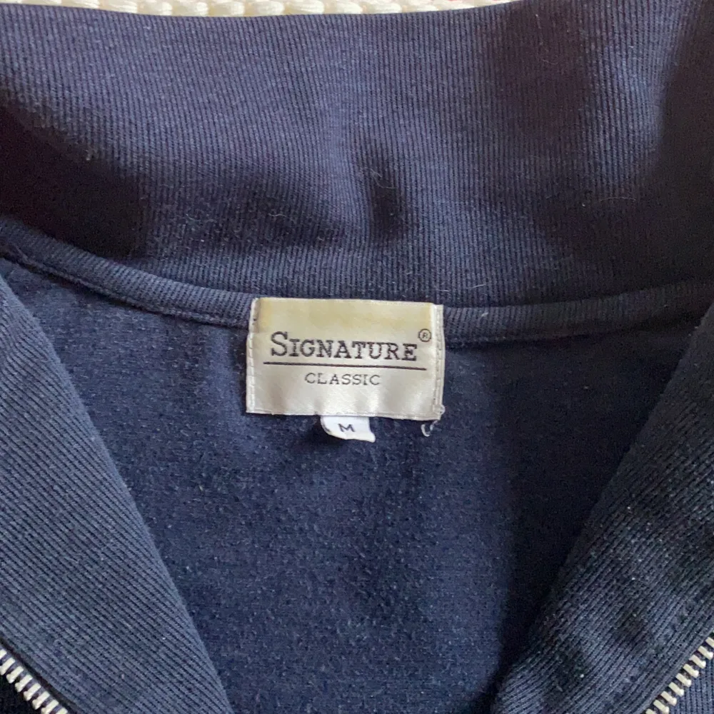 Snygg tröja från signature, stl M, känns som s/m. Hör av er vid intresse eller frågor☺️❤️. Tröjor & Koftor.