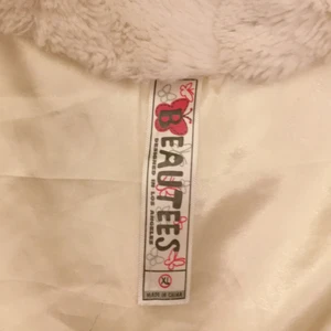 Jacka med skön material  - Aldrig använd fick den som present. Inte min typ av stil längre.