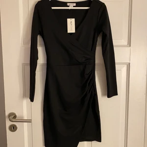 Tighta klänningar!  - Aldrig använda, lapp kvar på alla! Bild 1 från NLY 80kr strl S, bild 2 från NLY 80 kr strl S och bild 3 från bikbok 120kr strl S🖤🤍🖤