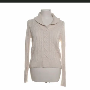 Stickad kabel tröja - Säljer min stickad kabeltröja då den ej kommer till användning. Ej använd utan i nyskick, frakt ingår ej