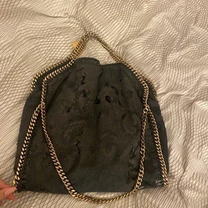 Stella mccartney  - Intressekoll på min äkta stella mccartney i den stora storleken då den inte kommer till så mkt använding tyvärr, väskan är väldigt sliten men fortfarande snygg och användbar skriv privat vid intresse och för fler bilder ❤️ 