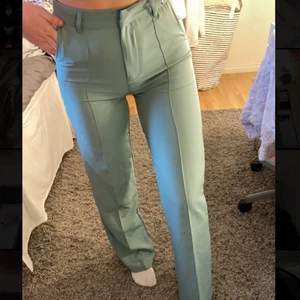 mintgröna kostymbyxor - Säljer mina skit snygga mintgröna kostymbyxor ifrån madlady då jag köpte fel storlek då dem är för långa på mig som är 165, storleken är L32-S. Dem är nyinköpta och bara testade så som i nyskick!🥰 Priset kan diskuteras vid snabb affär!
