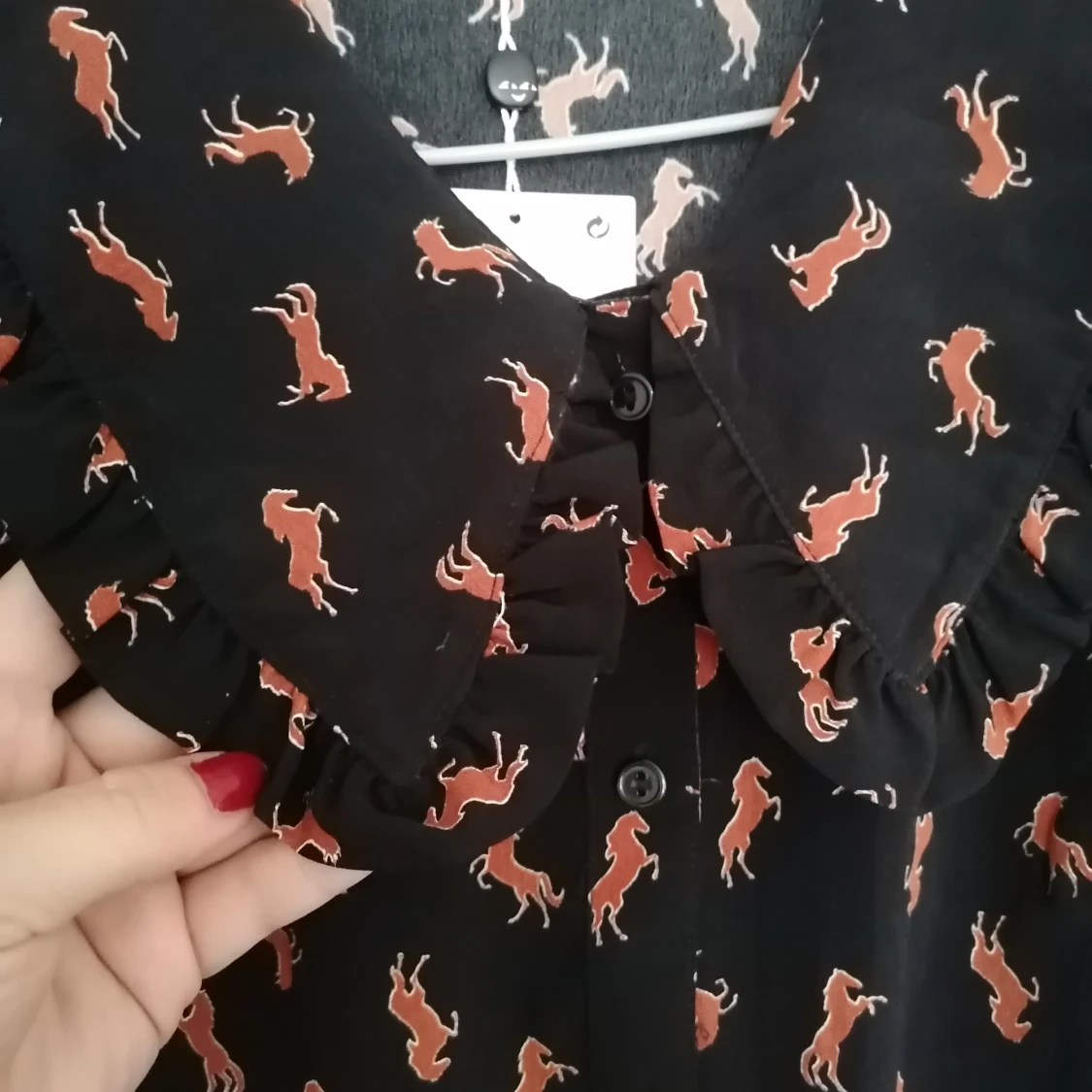 Klänning med volangkrage från Monki  - 91