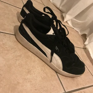 Puma skor - Säljer ett par puma skor, andvända men i väldigt bra skick, knappt slitna under sulan. Skriv privat ifall ni vill ha fler bilder eller information om skorna :)