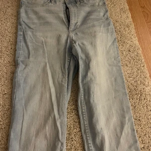 Blåa jeans  - Säljer mina använda jeans från hm. Storlek S. Finns lite tecken på att dem är använda, ex vid knappen. Annars är dem super fina. Framhäver ens former på ett vackert sätt. 