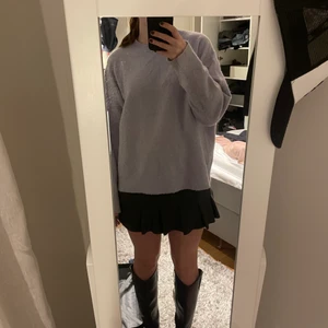 Ljuslila stickad💜💜 - Säljer en ljuslila stickad tröja från Zara i använt skick! Färger visas bäst på de två sista bilderna skulle jag säga. Tröjan har en liten fläck precis vid halsen som syns på bild 3❤️‍🔥