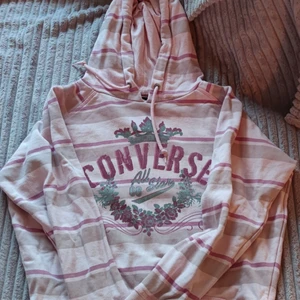 Converse hoodie  - Converse hoodie som inte finns kvar att köpa. Super skön med långa muddar vid midja och handled. Storlek S men är lite större.