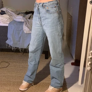 Levis jeans - Säljer nu dem här fina jeansen från Levis✨ köpte dem för 1100 ungefär och är knappt använda. Säljer dem för jag har ingen användning för dem längre😔 sitter jätte fint och är ganska coola💕 kom privat för mer info