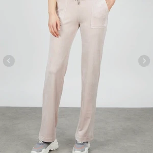 Juicy couture byxor - Jätte fina nästan aldrig använda juciy byxor i en ljusrosa färg ish. Säljer då jag har två par kontakta mig ifall ni vill ha fler bilder🤍🤍