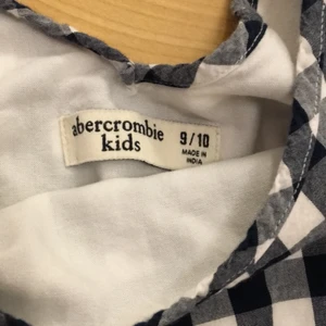 Klänningen som är rutig och sommrig. - Klänningen är inte använd och att den är liten för mig.