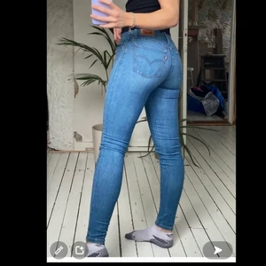 Lågmidjade jeans  - Säljer dessa lågmidjade levis jeans i blå tvätt i modell 710 super skinny storlek W27 jag köpte här på Plick då jag inte tyckte jag passade i dom, bra i längden på mig som är 170😍  !LÅNADE BILDER FRÅN HON JAG KÖPTE AV!