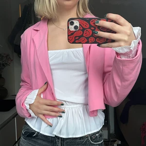 Rosa croppad kavaj - Jättefin helt oanvänd rosa kavaj från ginatricot! Passar perfekt till sommaren eller för att få lite mer färg i vardagen. Priset kan absolut diskuteras! Vill mest bara att någon ska få användning av den! 