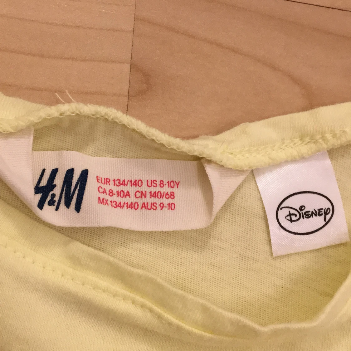 En fin gul olof T-shirt