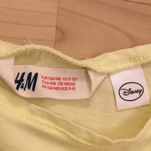 En fin gul olof T-shirt  - T-shirten är använd några gånger men fin i material och färgglad. 