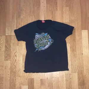 Svart santa crus t shirt (S) - Den är vid väldigt bra skick, det är en mans tröja men funkar lika bra för tjejer också