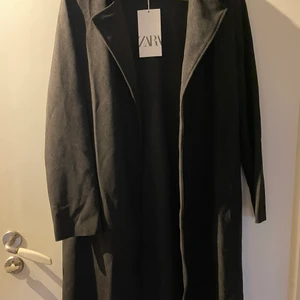 Ny trenchcoat  - Ny trenchcoat i svart för 200kr . Prislappan är kvar, ordinarie pris: 399kr